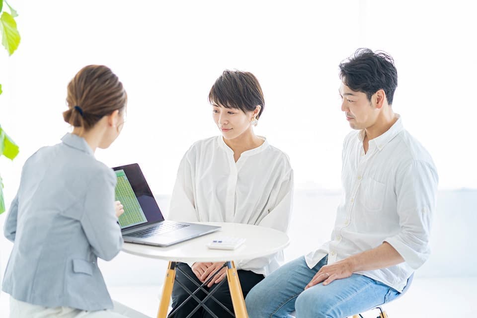 HOUSEYにご来店いただき、家のイメージや磁器などの希望をお話ください